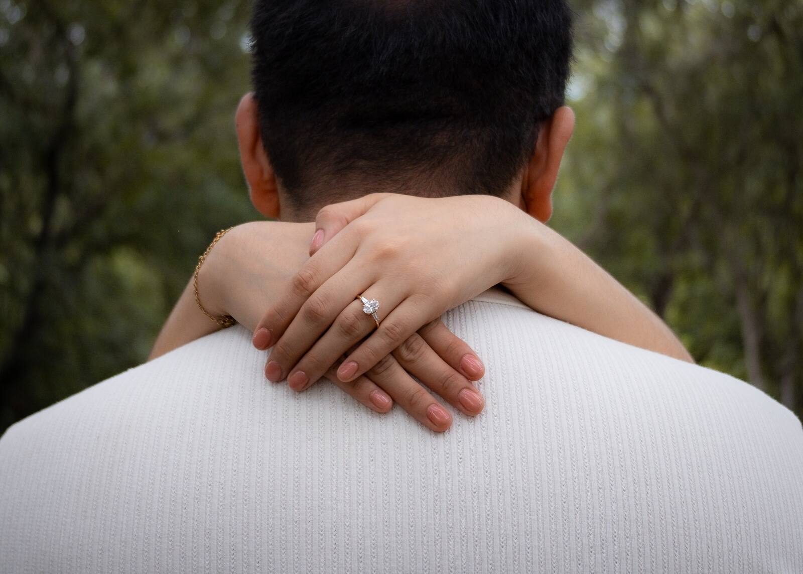 El anillo de compromiso de Carolina sobre los hombros de Brian