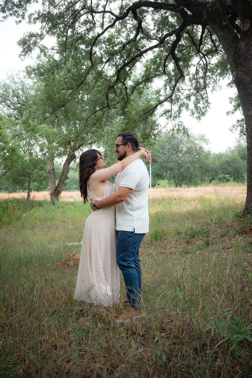 Carolina y Brian bailando bajo un árbol